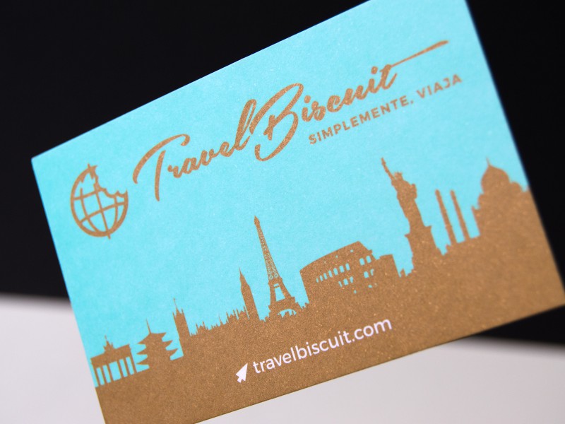 Travel Biscuit detalle de papelería - Unos tipos muy serios